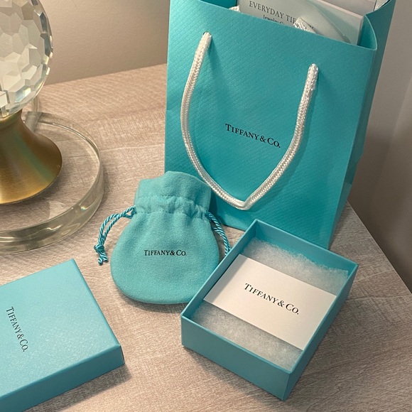 Tiffany & Co. White Pearl Bracelet with Gold Charm - Picture 3 of 3